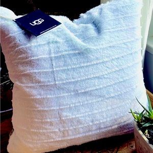 UGG NWT Soft Blue Faux Fur Accent Pillow 🌟Beautiful quality! Soft & Cozy !